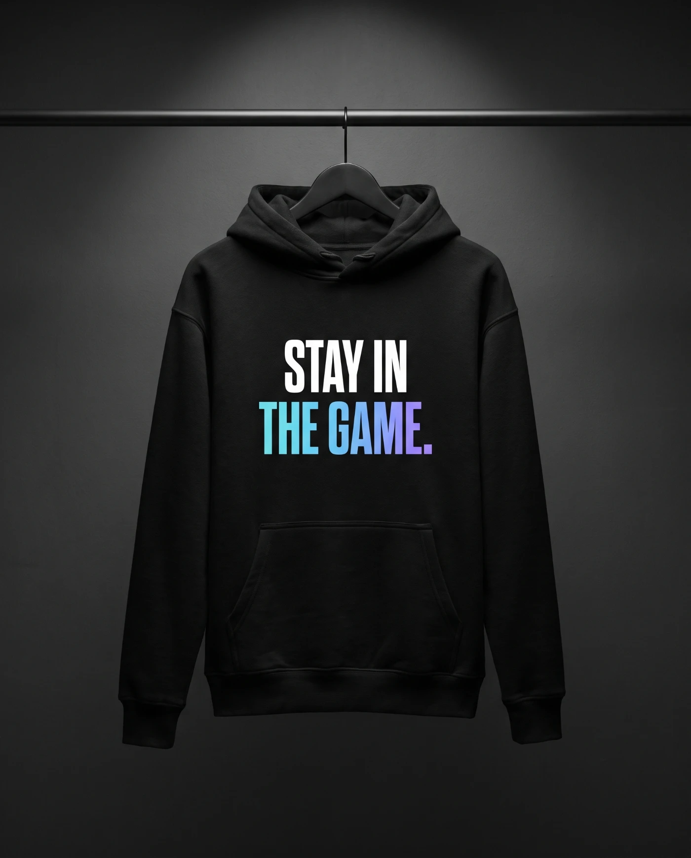 Stay In The Game Hanger Bestehende KI-Konzeptansicht. Kein reales Produktfoto und keine Materialzusage.